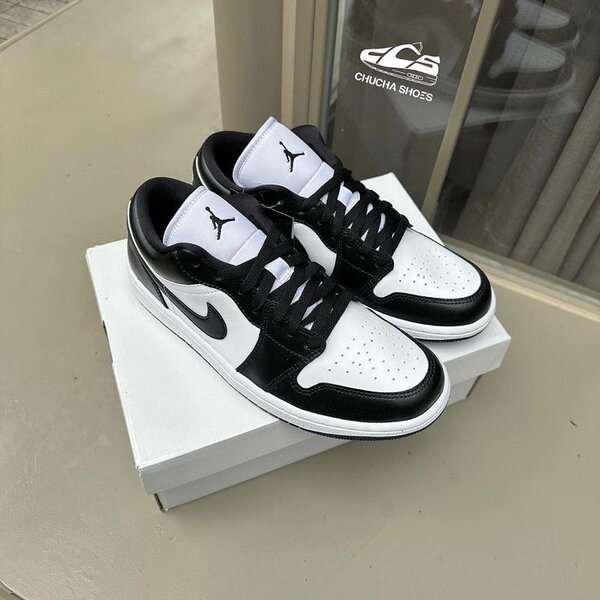 Sneakers noirs et blancs