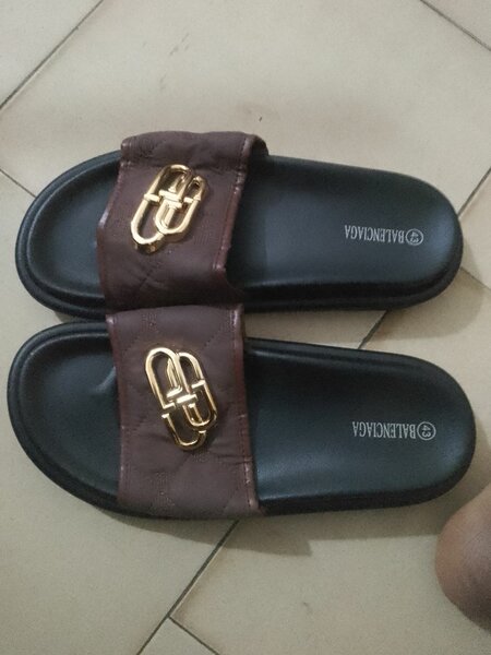 Claquettes en cuir élégantes