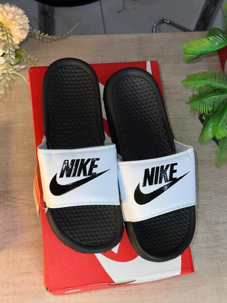Claquettes Nike