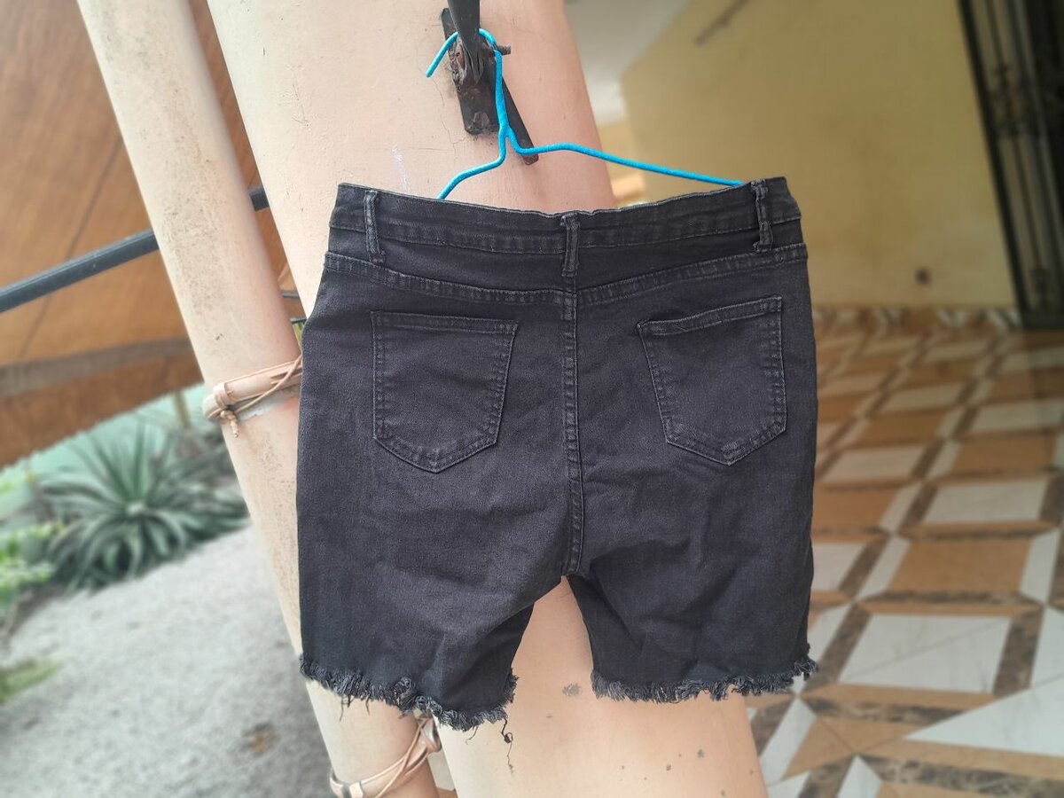 Short en jean noir tendance