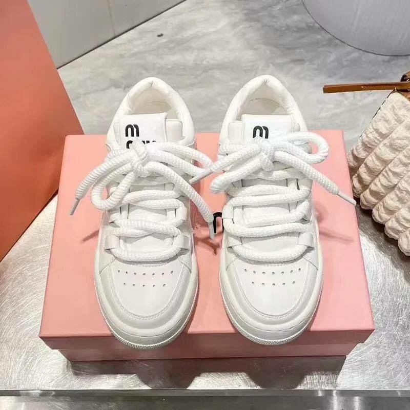 Ladies sneakers