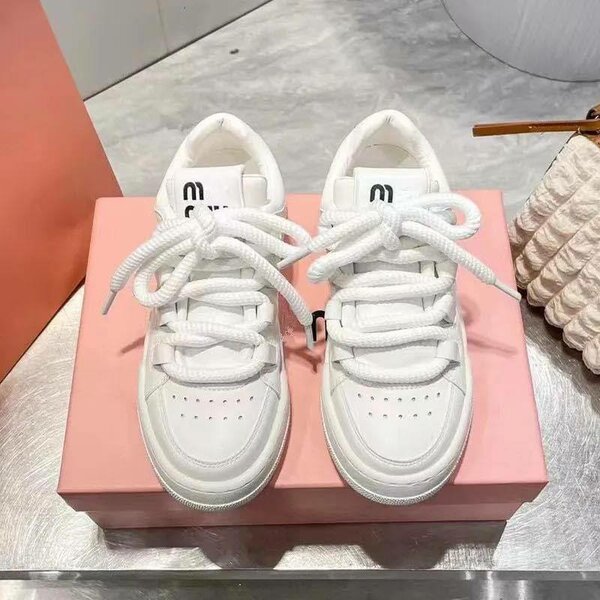 Ladies sneakers