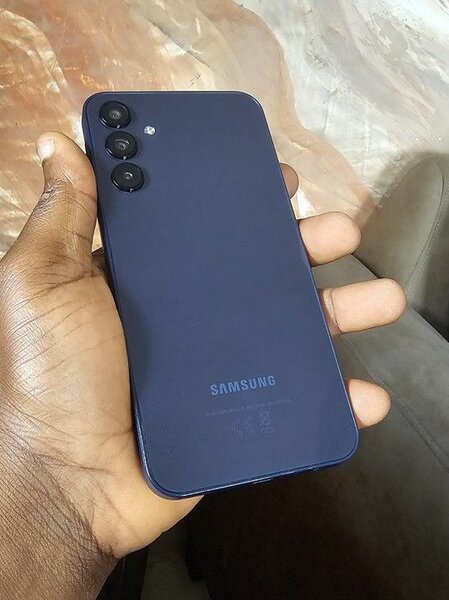 Samsung galaxy 15 Capacité 128gb 4gb ram