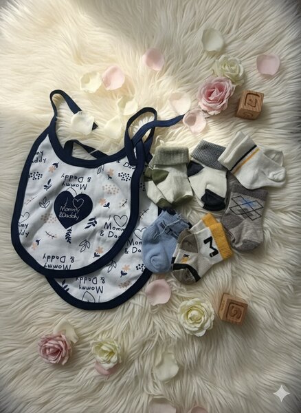 Bavoir bébé avec chaussettes