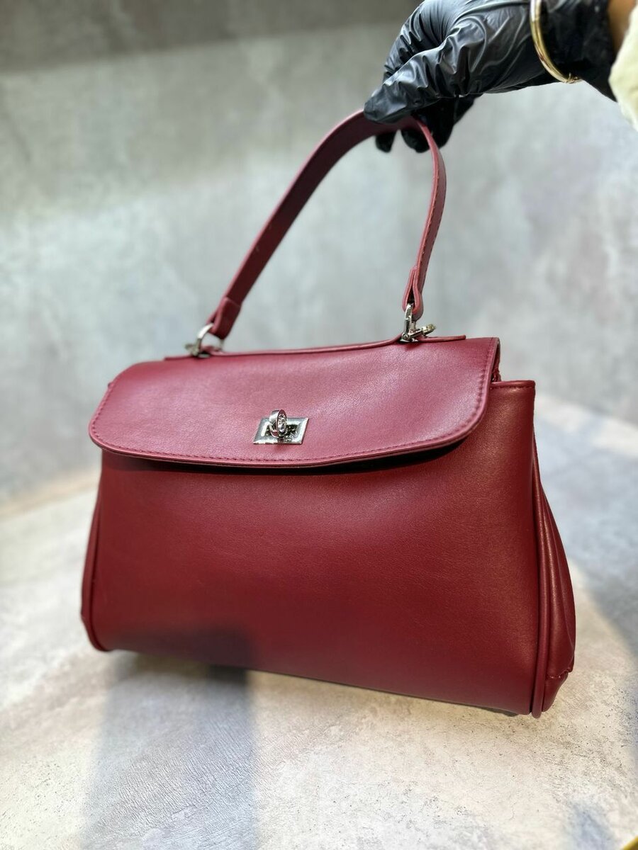 Под Balenciaga
