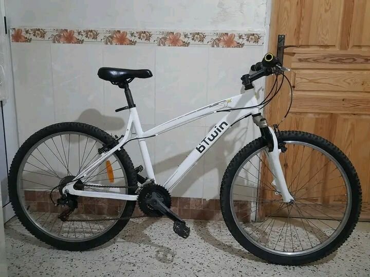 Vélo tout terrain b'Twin blanc