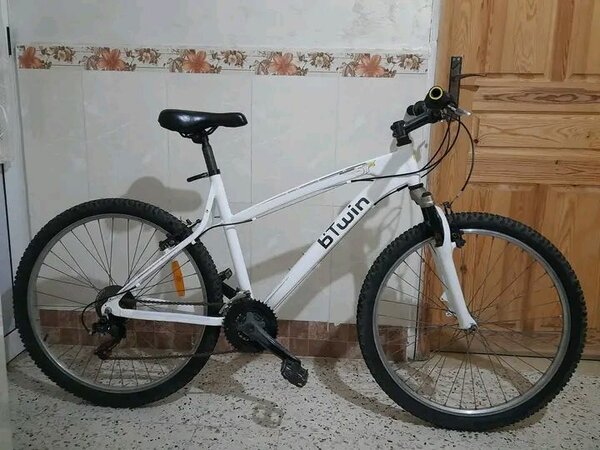 Vélo tout terrain b'Twin blanc