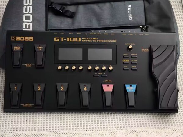 BOSS GT-100 MULTIEFFECT PEDAL