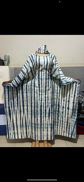 Boubou 100%coton blanc et bleu disponible a 10000fr