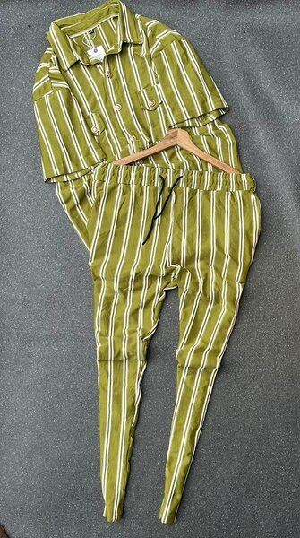 Ensemble rayé vert élégant