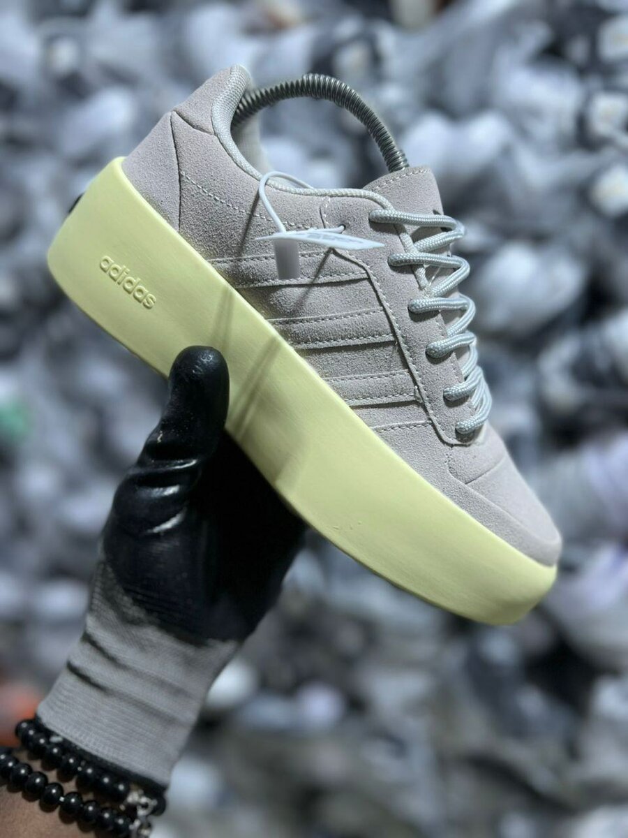 Baskets noires Adidas moderne