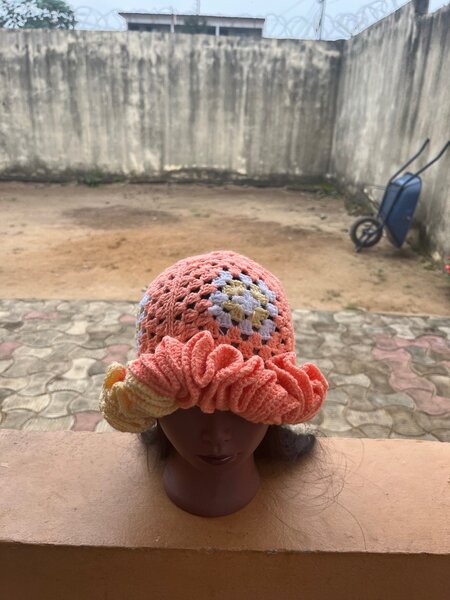 Chapeau crocheté coloré