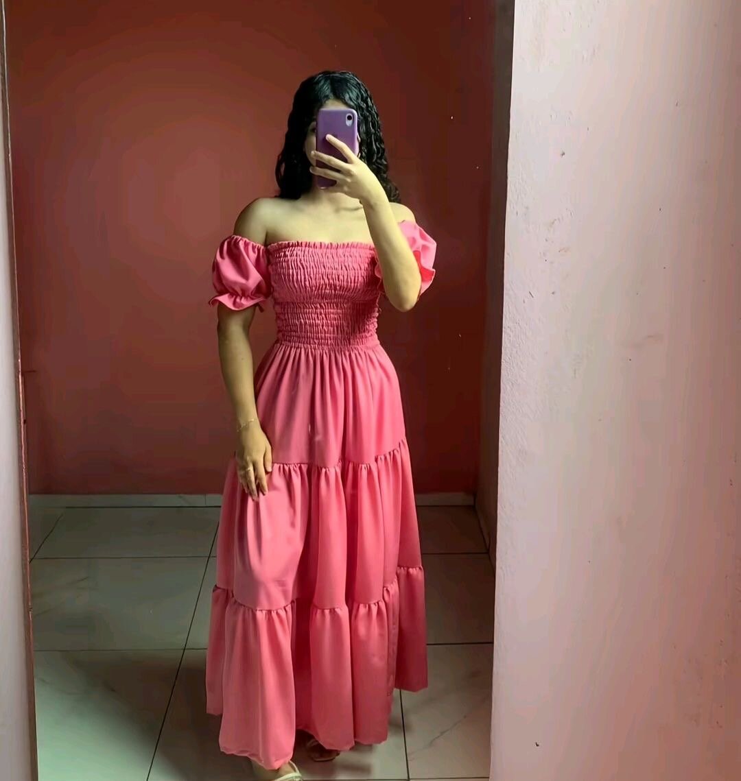Robe longue rose à épaules dénudées