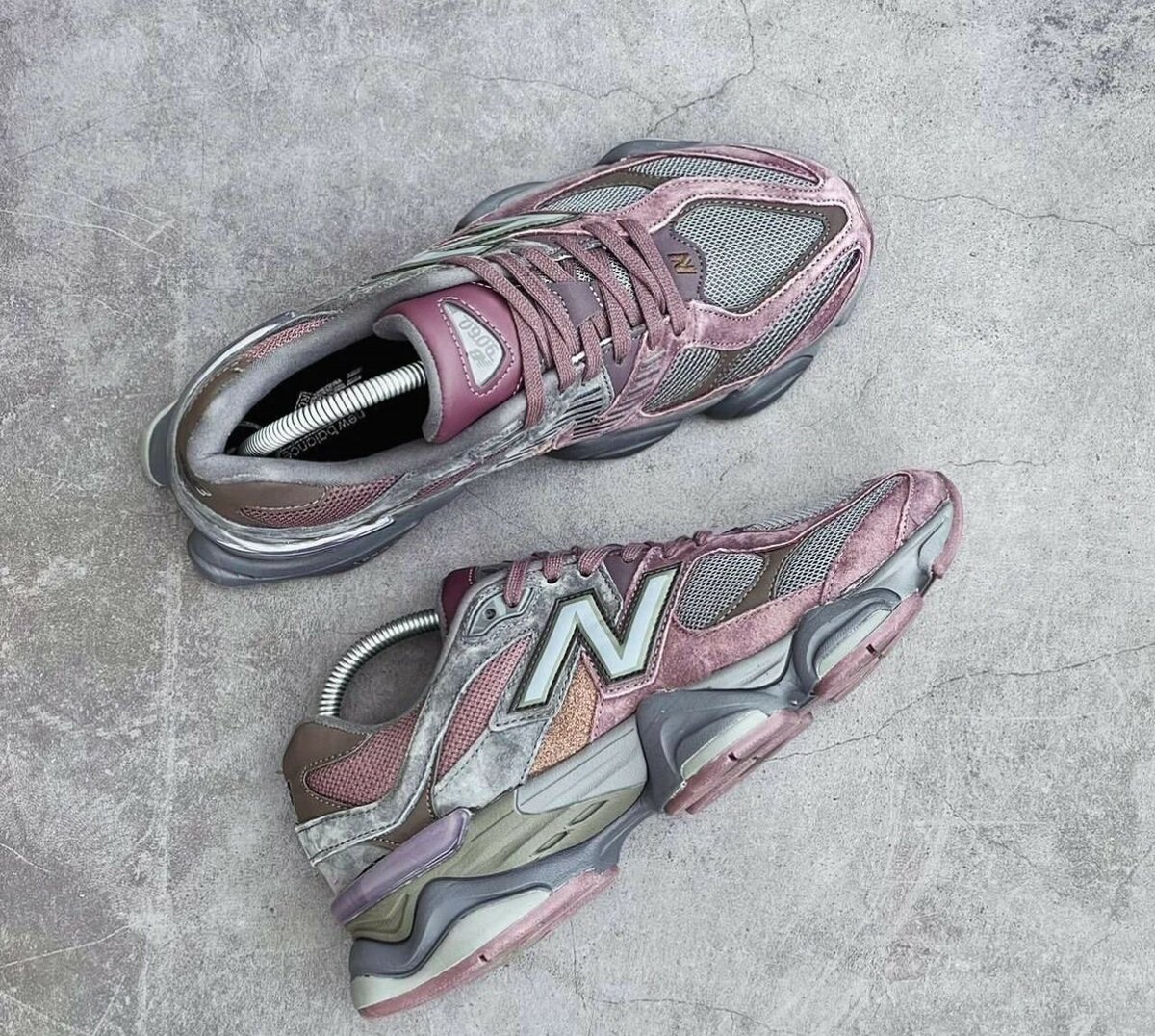NEW BALANCE SNEAKER
