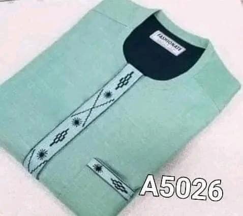 Costume vert avec broderie bleue