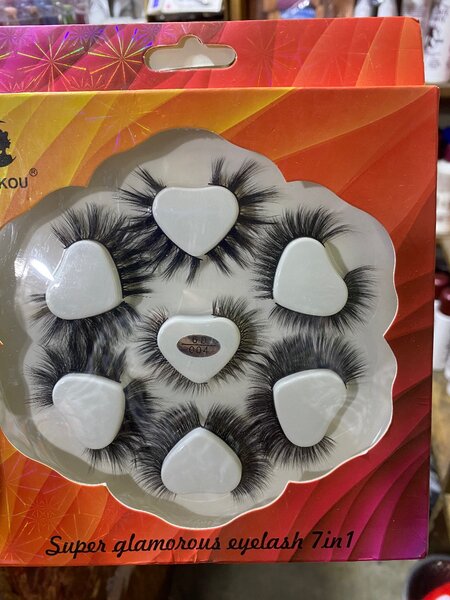 Faux cils superposés glamour