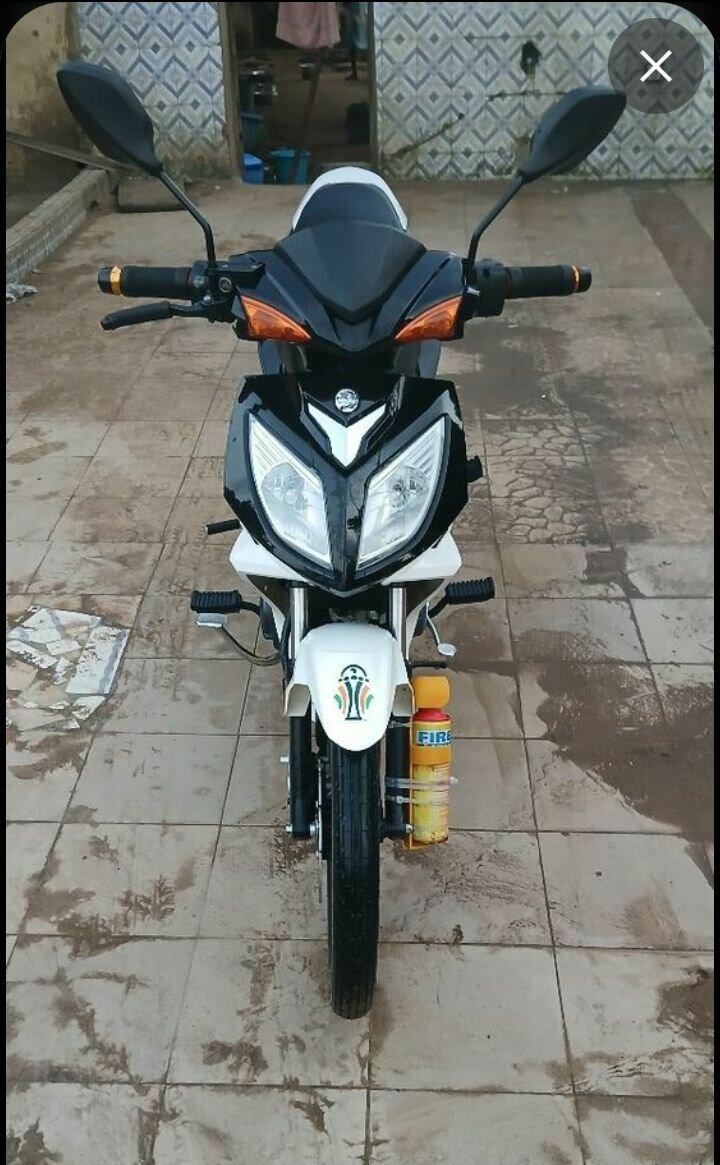 Moto sportive 110cc élégante