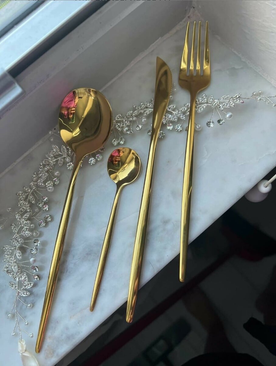 Service de couverts dorés