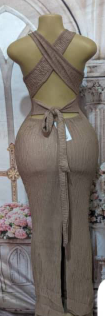 Robe longue moulante à épaules dénudées et torsadé dans le dos, beige
