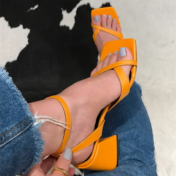 Sandales à talon carré colorées