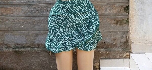 Jupe courte à pois verts