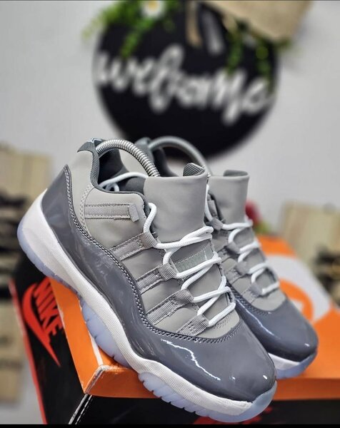 AIR JORDAN 11
