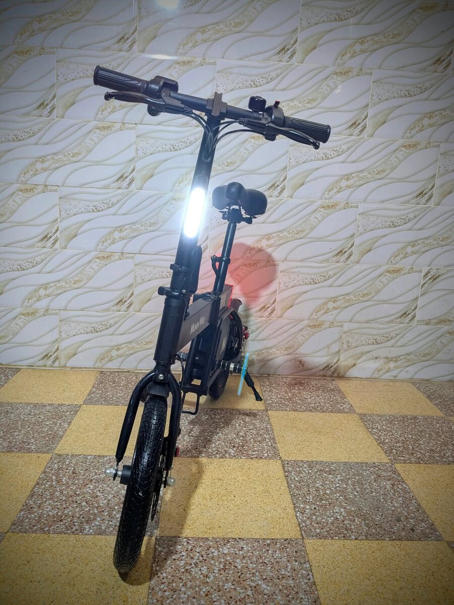 Vélo électrique pliant compact