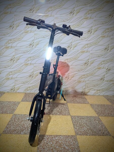 Vélo électrique pliant compact
