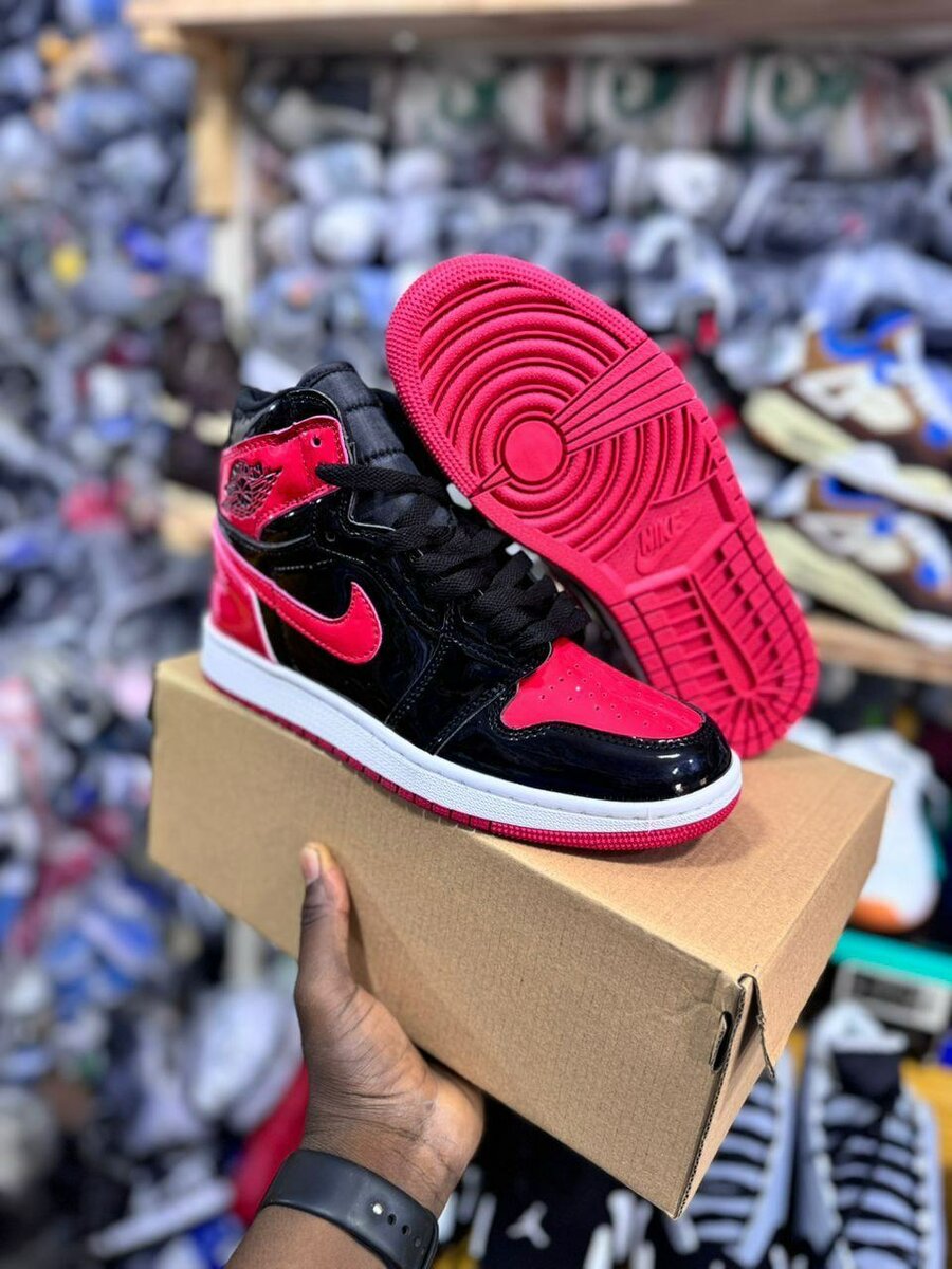 NIKE SNEAKERS