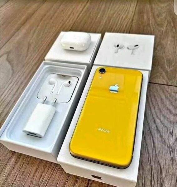 iPhone jaune avec accessoires