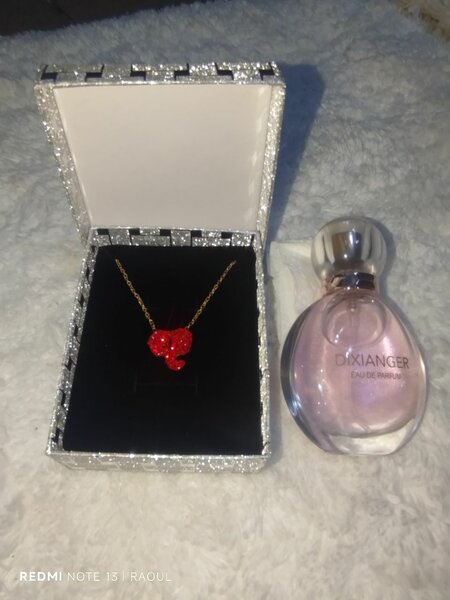 Collier avec pendentif accompagné de parfum