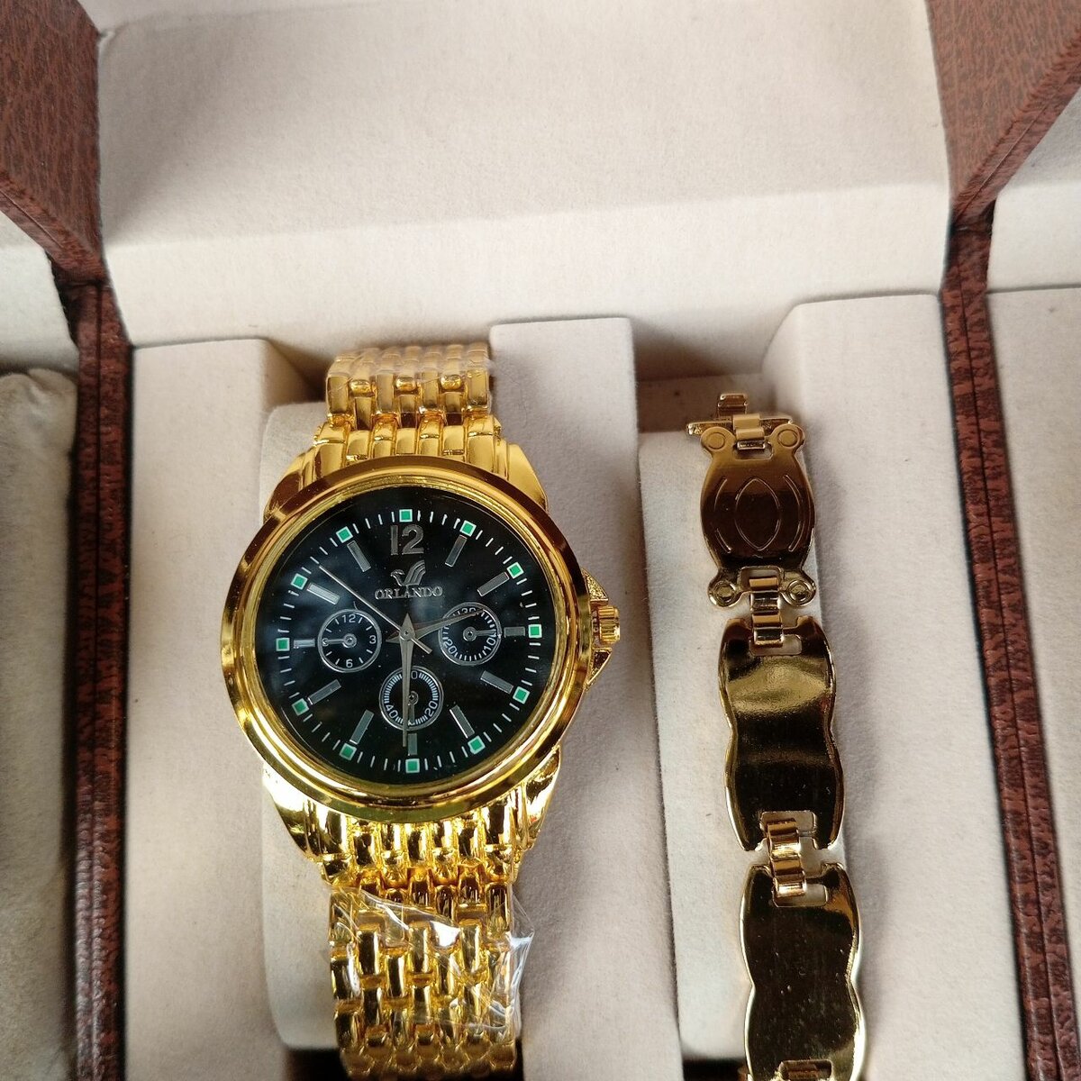 Montre bracelet dorée élégante