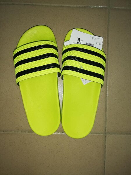 pantoufles Adidias jaune noir