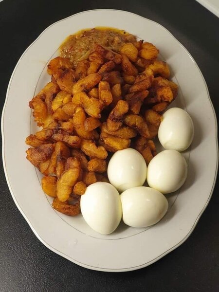 Plat d'accras avec œufs
