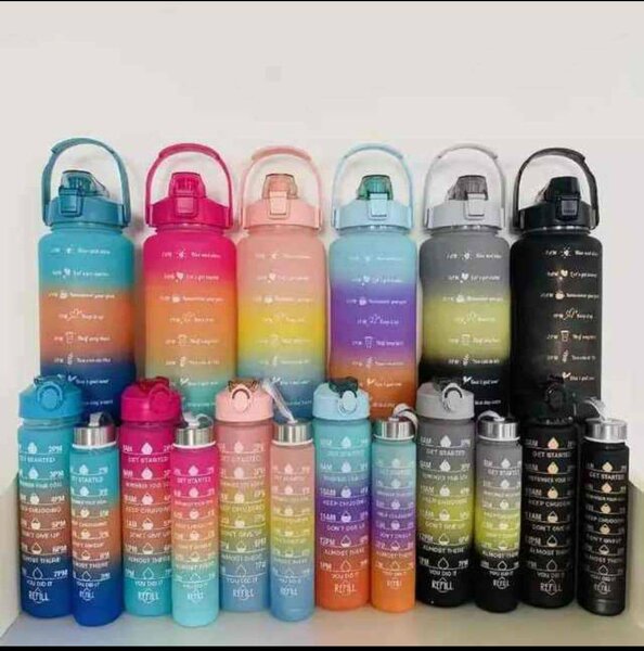 Bouteille d'eau graduée colorée