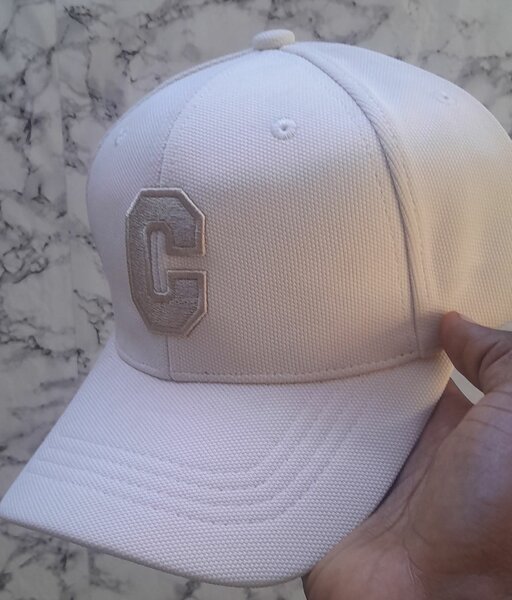 Casquette blanche avec broderie