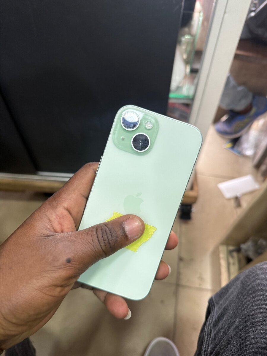 iPhone 15 simple 256Go très bo