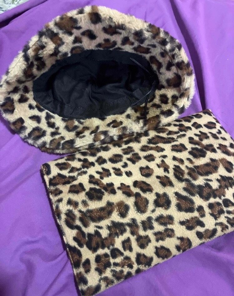 sacs à main et chapeau