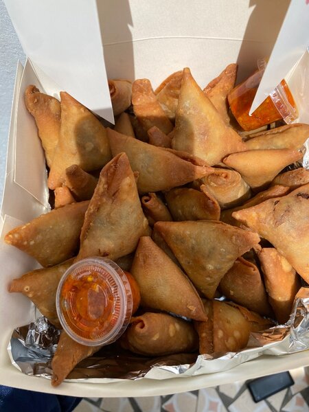 Samosas croustillantes avec sauce