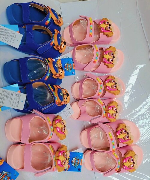 Sandales roses et bleues enfants
