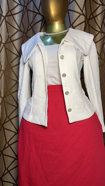 Veste blanche et jupe rose