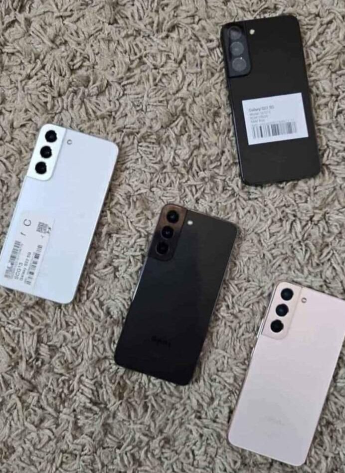 Smartphone moderne avec triple caméra