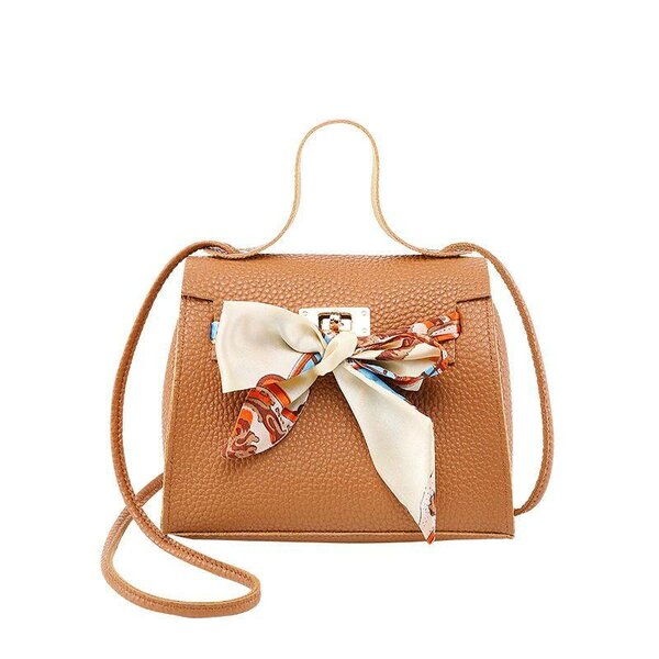 Sac à main marron avec foulard