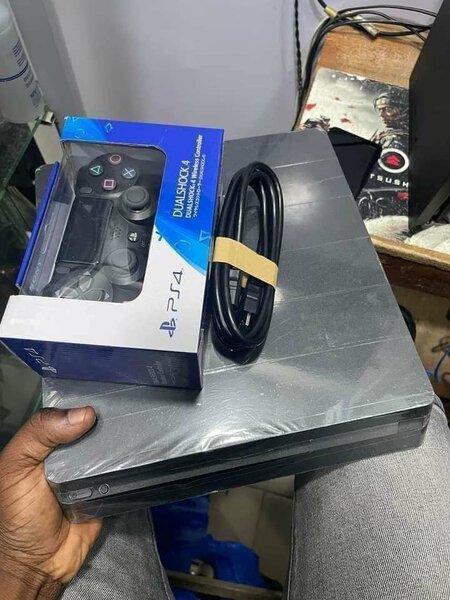 PS4 SLIM 500GO CRAQUER AVEC 10JEUX INSTALLÉ