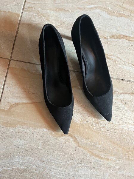 Court shoes
