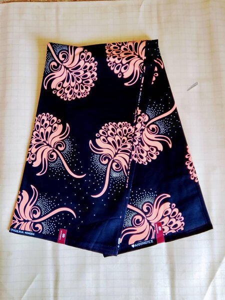 Tissu noir rose