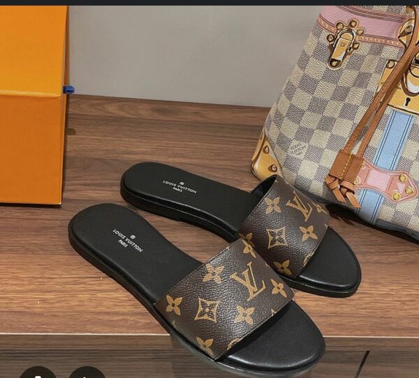 Ladies slippers