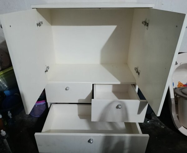 Armoire blanche fonctionnelle