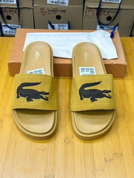 Claquettes Lacoste