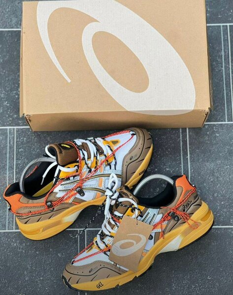 Chaussures de sport Asics colorées